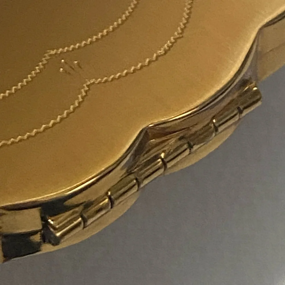 RARE 1940s Gold Henriette Mirror Compact with Etched Design - Picture 8 of 16